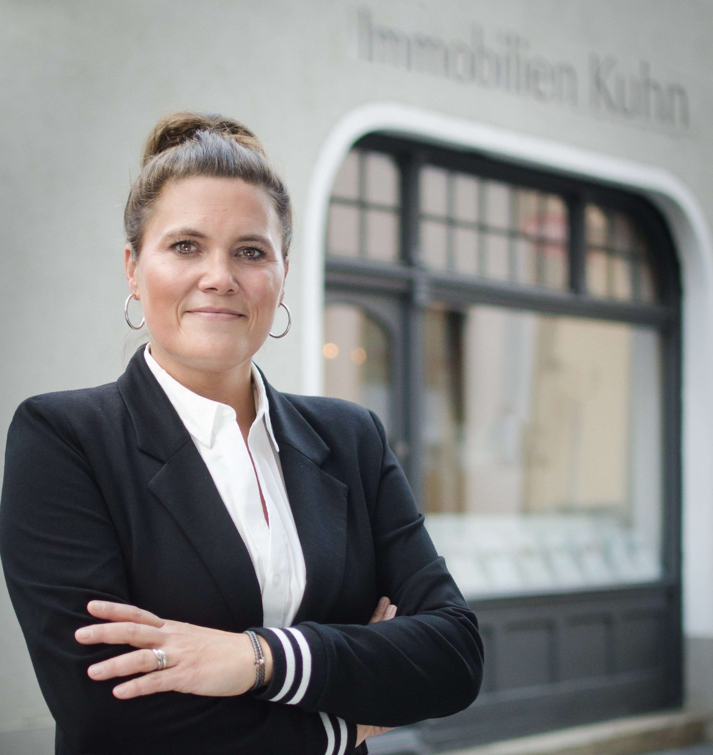 Immobilienmakler Augsburg – Die Stadtmaklerin Katja Kuhn vor ihrem Büro von Immobilien Kuhn