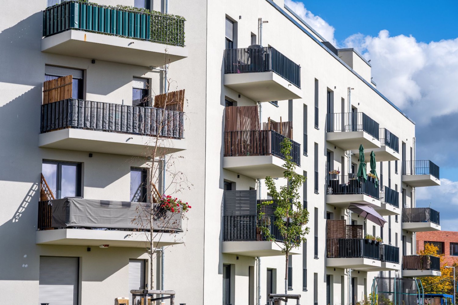 Wohnanlage mit Balkonen – Eigentümergemeinschaft beim Wohnungsverkauf