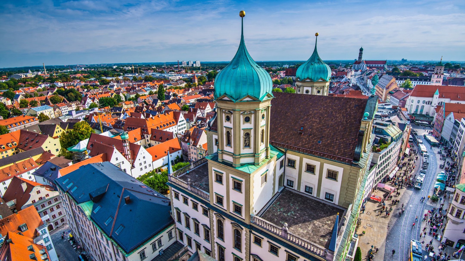 Augsburg aus der Luft mit Rathaus und Perlachturm